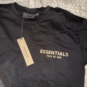Svart Essentials Fear of God t-shirt - Hela outfiten för 1250