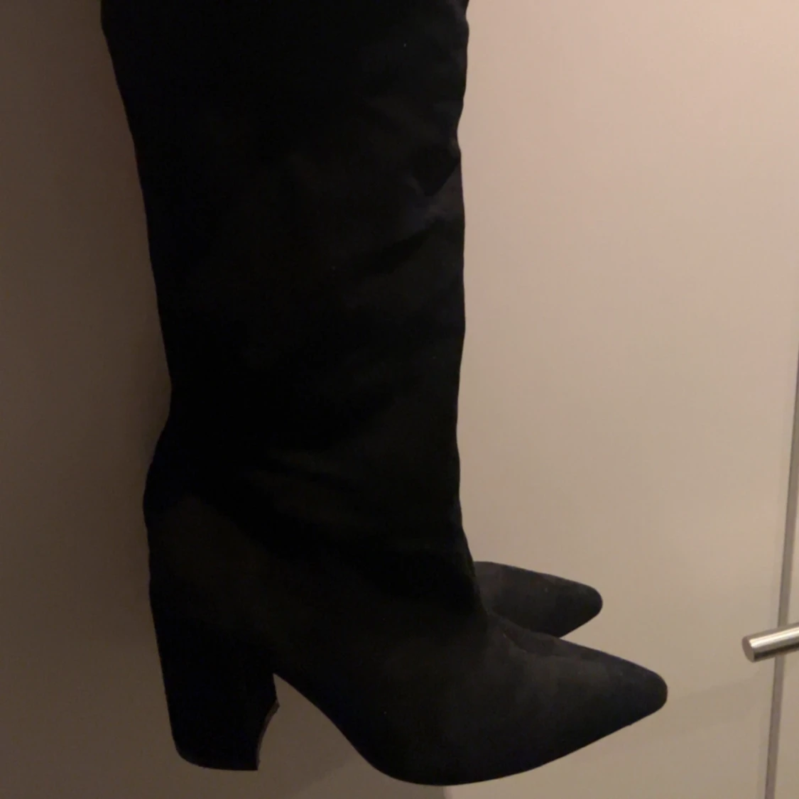 Svarta mocka stövlar med klack - 1