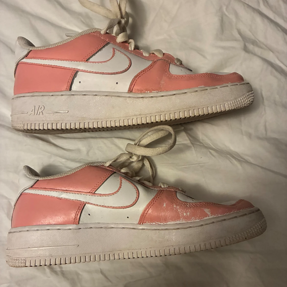 Nike Air Force 1 rosa och vita sneakers - 2