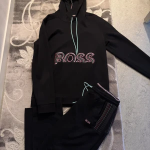  BOSS dress - Svart dress från BOSS. Säljer dressen då den sitter lite stor på mig. Byxan och hoodien har storleken L.                                             • Pris kan diskuteras vid snabba affärer