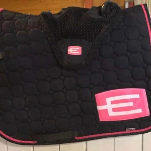 Equiline Schabrak & Luvset - Snyggt Equiline schabrak och matchande luvset i marinblått med rosa detaljer. Hexagonmönstrad vaddering, slitstark kvalitet och bekväm passform. Några hårstrån syns då det inte är tvättat på bilden,  men i gott begagnat skick utan synliga defekter. Perfekt för tävling eller träning.