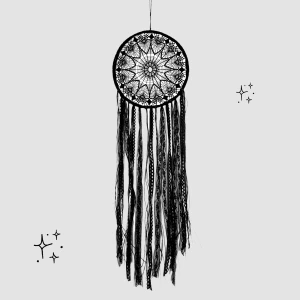 Drömfångare 🖤 - ’Mandela Effect’ drömfångare från Killstar i nyskick! 🖤🪶Med virkad mandala och långa svarta band. 93cm lång, 26cm bred 📏100% vegansk - helt fri från fågelfjädrar! 🤲🏻✨Köp nu 💌