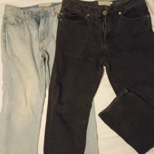 Jeans i svart och ljusblå - Två par klassiska jeans, ett par i svart och ett par i ljusblå tvätt. Båda har raka ben, fickor och knappgylf. Perfekta för dig som gillar tidlös stil och vill ha jeans som funkar till allt. Snygga detaljer med nitar och etikett bak.