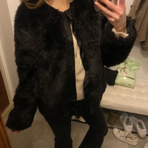 Faux fur jacka - Köpt second hand o har i hel lapp kvar men tror märket är vila eller vero Moda. Passar till allt🌪️🌪️