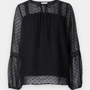 svart blus  - snygg blus från vila i storlek 34 som motsvarar 34 🙏 knappt använd 
