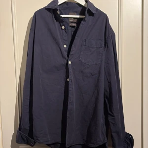 Mörkblå bomullsskjorta från Oscar Jacobson - Mörkblå skjorta från Oscarjacobson