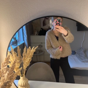 Beige lurig jacka från Gina Tricot - Säljer denna jätte fina koftan/jackan från Gina tricot i strl S. Köpt second hand men jag själv har aldrig använt den, skulle säga att den är i bra skick.