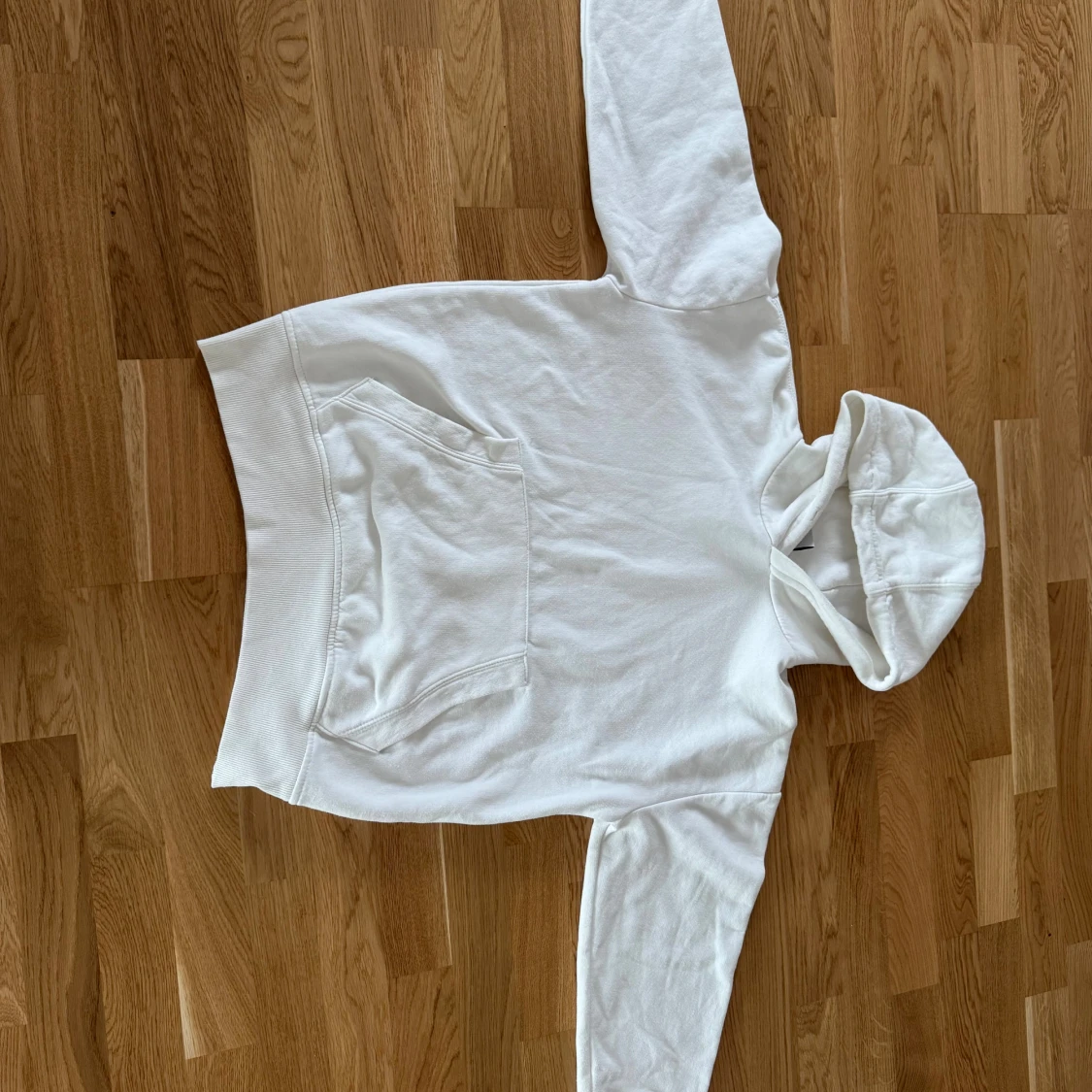 Vit hoodie med ficka framtill - 1