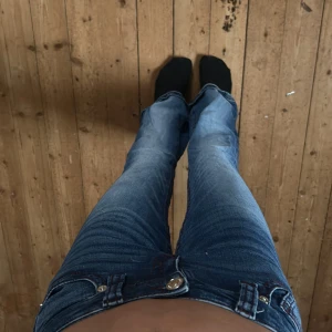 Blå bootcut jeans med röda sömmar - Snygga blå bootcut jeans med röda sömmar. Jeansen har låg midja från Gina tricot 