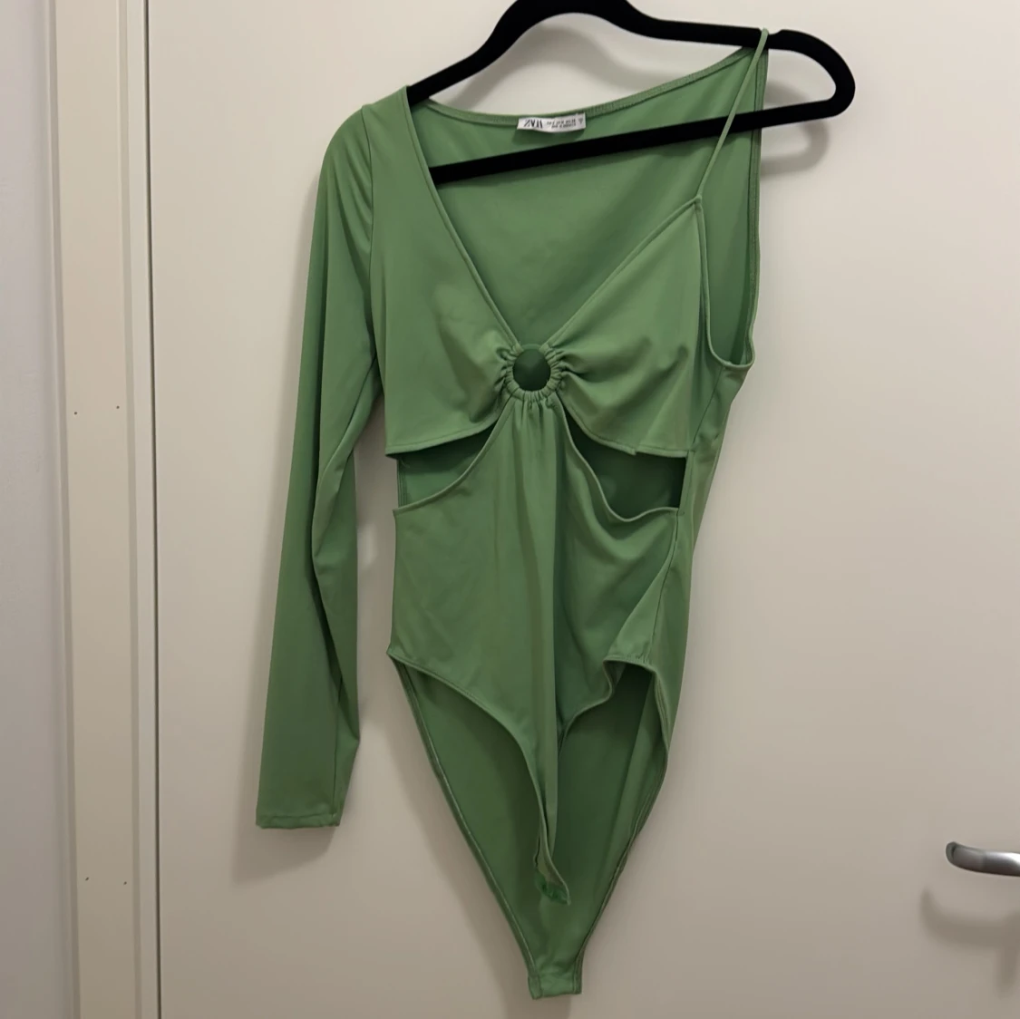 Grön cut out bodysuit från Zara - 1