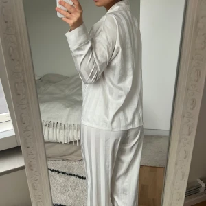 Lounge Underwear Set 🤍 - Fin tvådelad pyjamas från Lounge i storlek XS. Oversized modell. Fint skick utöver att tröjan har fläckar på ena axeln från hårspray 🤍
