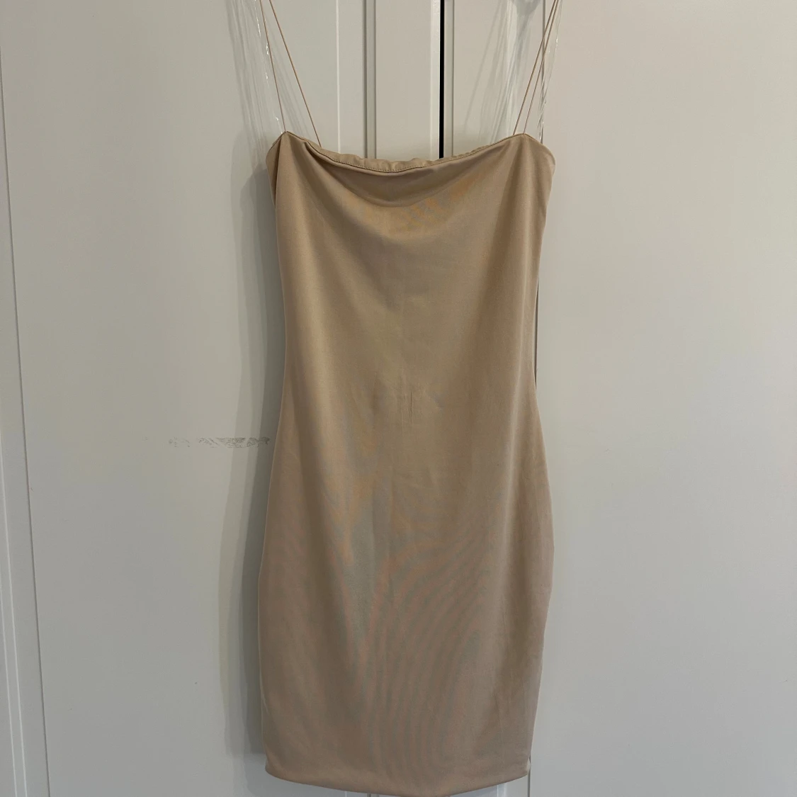 Beige bodycon klänning från Meshki