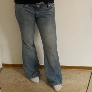 Weekday bootcut jeans - Säljer ett par  bootcut jeans från Weekday, modell Nova Low Slim Bootcut. Jeansen har låg midja, de har blivit lite slitna ner till därför det låga priset. Jag är 163 cm. Nypris: 590
