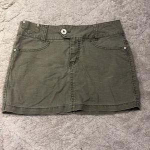 Jeanskjol grön - Militärgrön jeanskjol från vero moda, gammal men bra skick💖st 36 men skulle säga den även passar 34