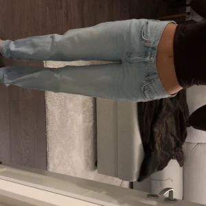 Jeans med låg midja och raka ben - Oanvända, är 170 cm med lång ben och sitter bra i längden på mig. Nypris 399:-.