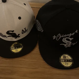 Chicago White Sox kepsar från New Era - Två feta Chicago White Sox kepsar från New Era 59FIFTY. Ena kepsen är svart med broderad vit text och logga, den andra är vit med svart skärm och broderade detaljer. Perfekt för dig som vill ha streetstyle och sportig vibe.