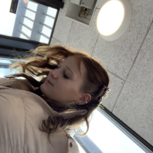 Cornelia - Säljer min tjej på plick kommer saknas men värt de. Hon drivs på redbull o klämmis, årsmodell är 2010, 19 veckor gravid, grova humörsvängningar, bra på hångla. Köp nu har bara 1 kvar