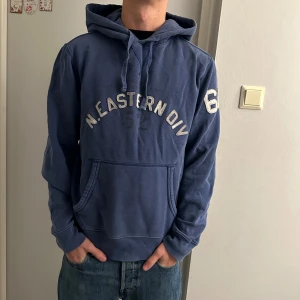 Ralph Lauren Hoodie - Sjukt Sällsynt och eftertraktad Ralph lauren hoodie. Hoodien är sjukt snygg och dessutom i ett grymt skick. Storlek M. 180,65Kg! 