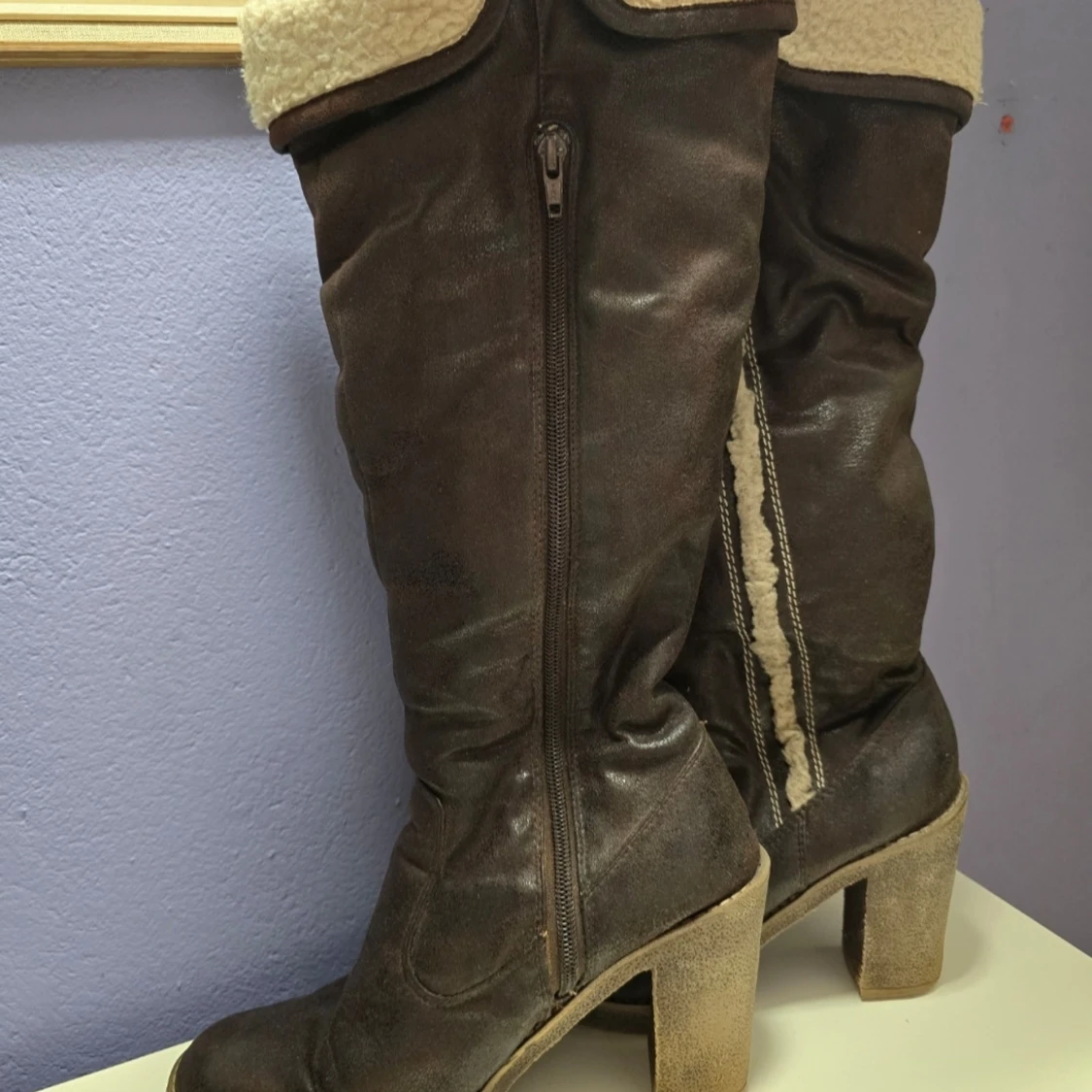 Bruna höga stövlar med klack, strl 39