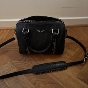 Zadig&Voltaire väska - Säljer nu min superfina Zadig väska i väl bevarat skick!!💓💓Köpt ur Zadig & Voltaire butik i Marbella för 5000kr