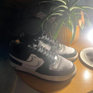 Nike Air Force 1 svart och vit - Står bara på hyllan, köp om du e sugen på dom