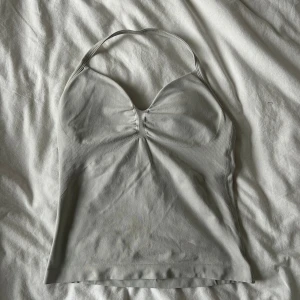 GTECH - Performance Cami Halter Top - Light grey (S) - Sporttopp med öppen rygg. Slut på hemsidan. Kall beige/grå färg. Använd en gång men inga tecken på användning. Otroligt skön men färgen passade inte mig. Ingen onödig belastning på nacken trots att det är en halter neck och mycket bra support/vaddering.