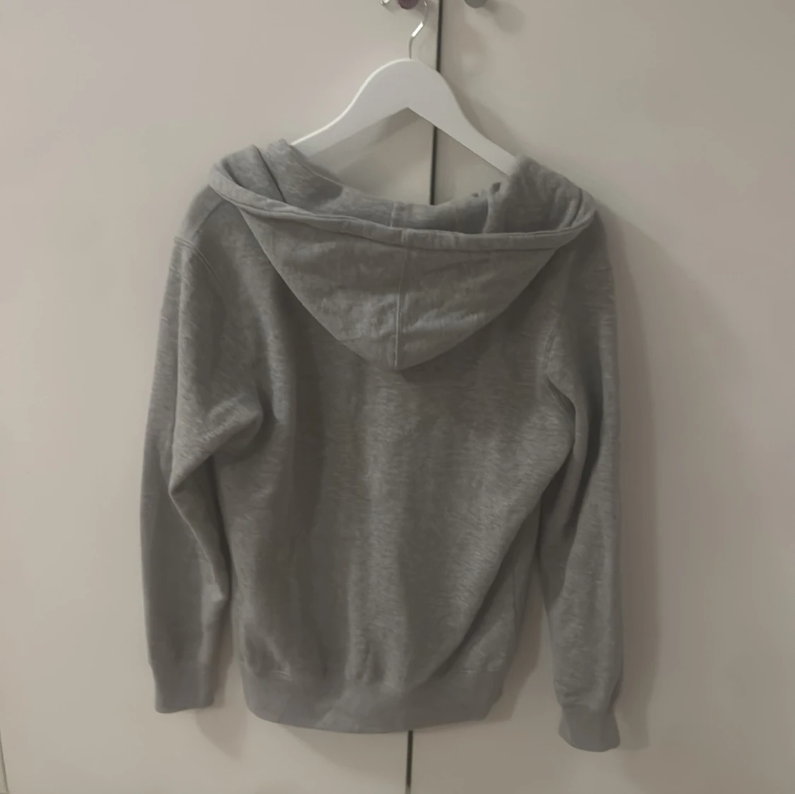 Grå hoodie med dragkedja och huva - 1