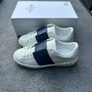 Valentino open  - Ett par superfeta valentino open i vitt och blått, allt på bilderna fås med, skickar samma dag!