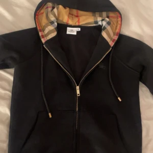 Svart Burberry zip hoodie - Burberry zip hoodie storlek M men passar mer som S. Aldrig använd 