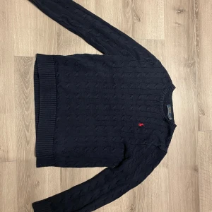 Ralph Lauren stickad tröja - Säljer nu en stickad Polo Ralph Lauren tröja för billigt pris! Inge tecken på skador. Har ni frågor eller funderingar är det bara att fråga