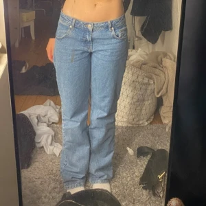 Nakd low waist jeans  - Säljer mina low waist jeans från nakd då dom inte passar längre, dom är i storlek 38, dom kostar ordinarie 699kr