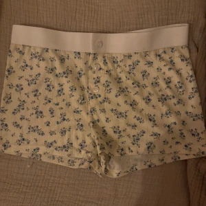 Mys shorts  - Mys shorts med blommor🩵