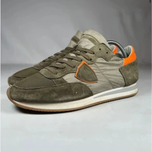 Philippe Model TRPX - Philippe Model TRPX Olivgrön/Grå/Orange | Skick 7/10 | Nypris ca ‼️6000kr‼️| Orginal box eller Dustbag ingår ej | Pris kan alltid diskuteras! | Passar till hösten och vintern! | Skriv om frågor uppstår! | //MvH By, Olssén, Closet