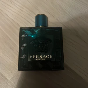 Versace Eros herrparfym - Versace Eros är en ikonisk herrparfym med stilren design och lyxig känsla. Perfekt för dig som vill sticka ut och visa attityd. Volymen är 100 ml. Tillverkad i Italien.