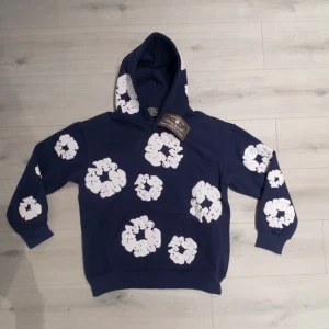 Blå Denim Tears hoodie - Säljer en blå hoodie från Denim Tear. Tröjan har inte använts. Fick den som present Orsak för att jag säljer är att behöver pengar😁
