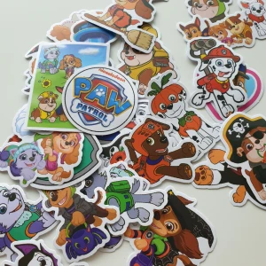 30st Paw Patrol Klistermärken - Ett färgglatt set med Paw Patrol-klistermärken, perfekt för barn. Innehåller flera motiv med populära karaktärer och symboler från serien. Klistermärkena är i nyskick, utan synligt slitage eller defekter. Perfekt för dekoration av böcker, väskor eller pyssel.
