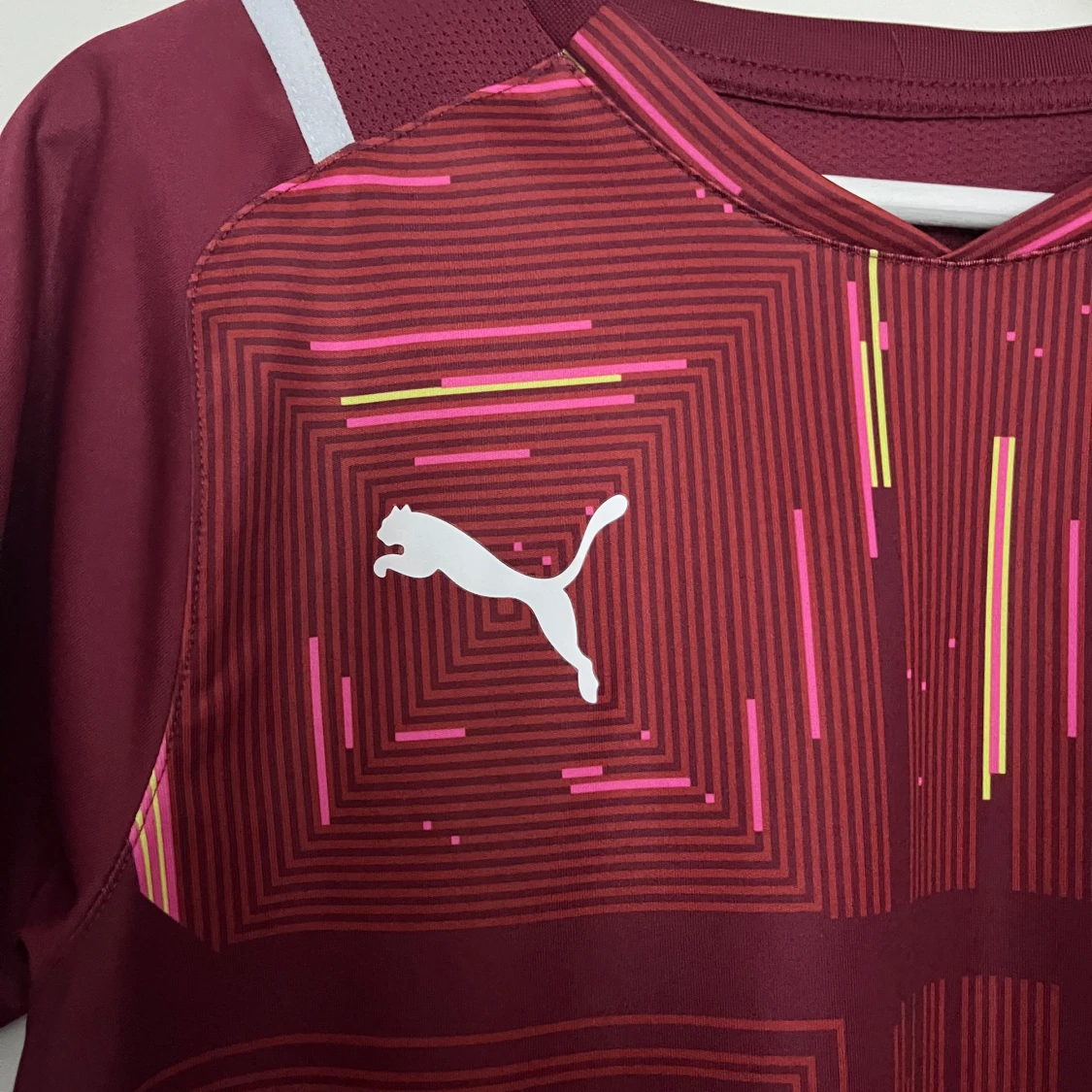 Vinröd fotbollströja från Puma S - 1