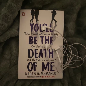 You'll Be the Death of Me -Karen M. McManus - En spännande bok om tre vänner med hemligheter, en dag som slutar med ett mord och jakten på sanningen. Perfekt för dig som gillar mysterier, vänskap och oväntade vändningar. Skriven av författaren till 'One of Us Is Lying'.