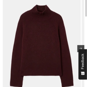 Vinröd polotröja i ullmix - Säljer denna vinröda stickade tröjan från Wera. Köpt för 799 kr, endast använt 1 gång 