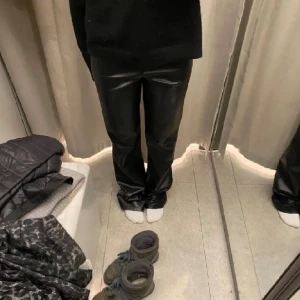 Zara skinnbyxor  - Högmidjade skinnbyxor från Zara bootcut och det är en mjukt material inuti dom🥰 använda runt 4-5 gånger ❤️