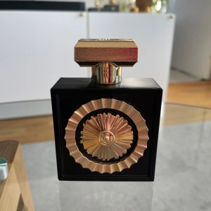 Lattafa Nebras - Säljer denna då jag har för många med liknande DNA i min kollektion. Sprayad ett fåtal gånger, uppskattar att det är minst 95 ml kvar i flaskan. Den här parfymen är en otroligt trevlig vaniljdoft med inslag av röda bär. 