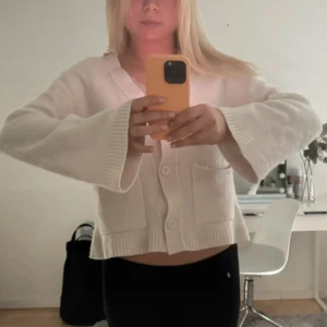 Arket kofta - Arket kofta. Mysig beige stickad kofta med v-ringning och stora knappar framtill. Köpte på Plick, använd och är något nopprig  och krympt därav priset☺️