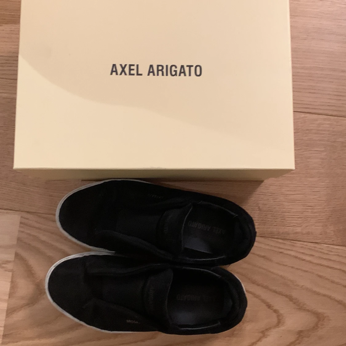 Svarta sneakers från Axel Arigato - 1