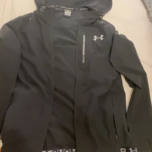 Svart under armour jacka  - Säljer svart under armour jacka utan några defekter där den tyvärr är för liten på mig hör av er vid frågor eller pris förslag