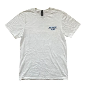 Distilledthreads tröja - Säljer T-shirts från mitt egna företag Distilledthreads. Tröjan är extremt stilren och archive perfekt för en fest eller något liknande. Alla köp hänvisas till vår hemsida https://distilledthreads.se/. Ni kan hitta länken i vår TikTok bio där vi heter Distilledthreads