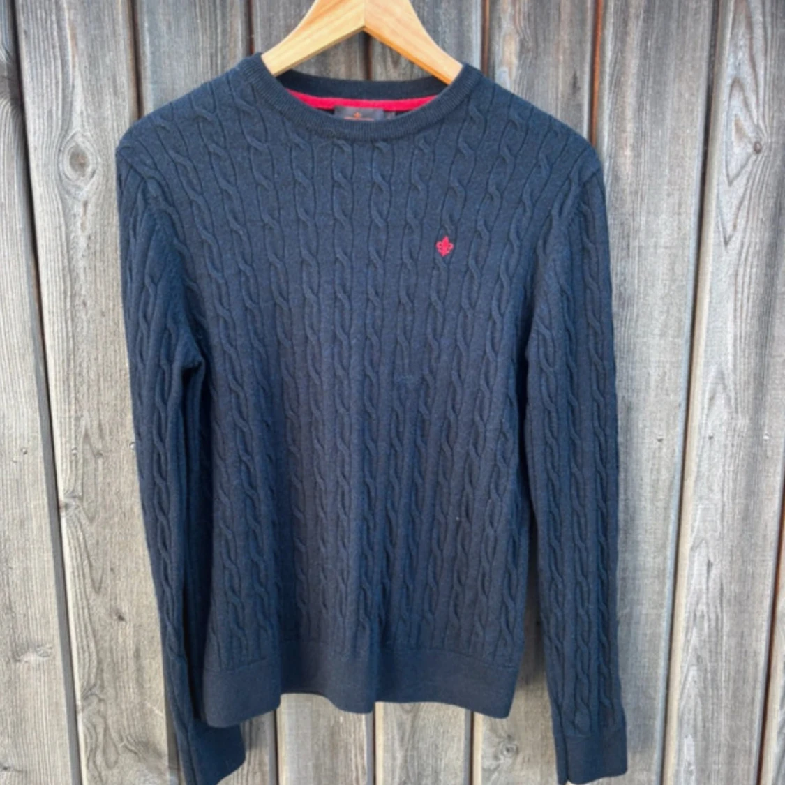 Mörkblå kabelstickad tröja Morris