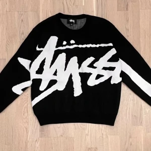 Stüssy bomull tröja  - Säljer min Stüssy tröja i mycket bra skick, skriv vid frågor, priset går att diskuteras och kan posta direkt efter köpet 😊