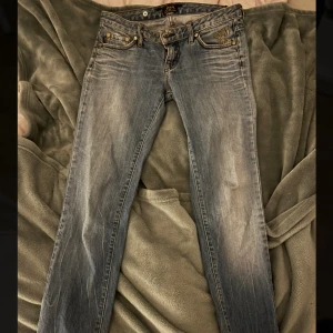 Lågmidjade jeans - Lågmidjade jeans med slut längst ner vilket bidrar till bootcut effekten!