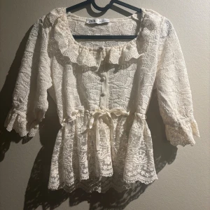 Zara topp - En söt topp från Zara i ett stickat material. Super söt och är jätte fin till uppklädda tillfällen men även till skolan. Det är storlek S. Köparen står även för frakten! Man får höra av sig om man har några frågor😊priset kan diskuteras 