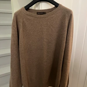 Oscar Jacobson tröja - Stickad tröja från Oscar Jacobson i ull. Säljer för den nästan aldrig kommit till användning.